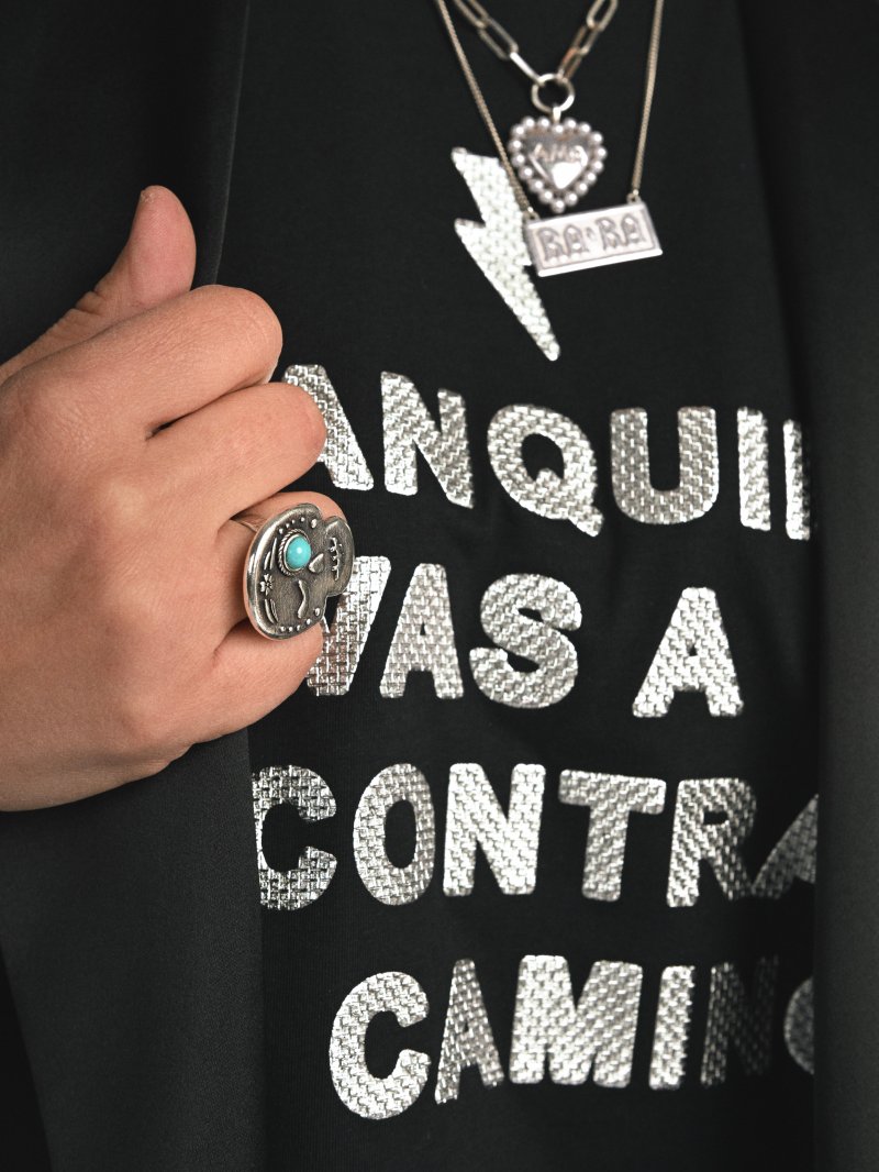 Detalle de la calidad del tejido de algodón premium en color negro azabache.