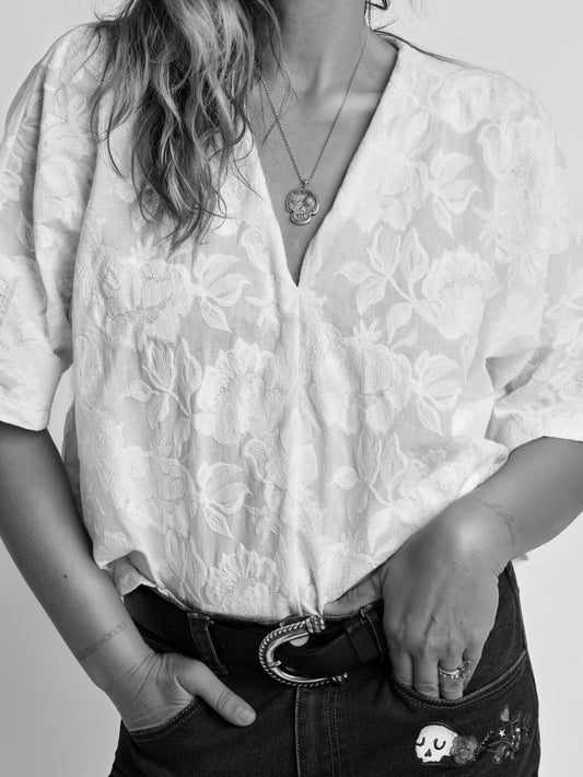 Camisa de mujer ancha y cómoda con bordados en relieve