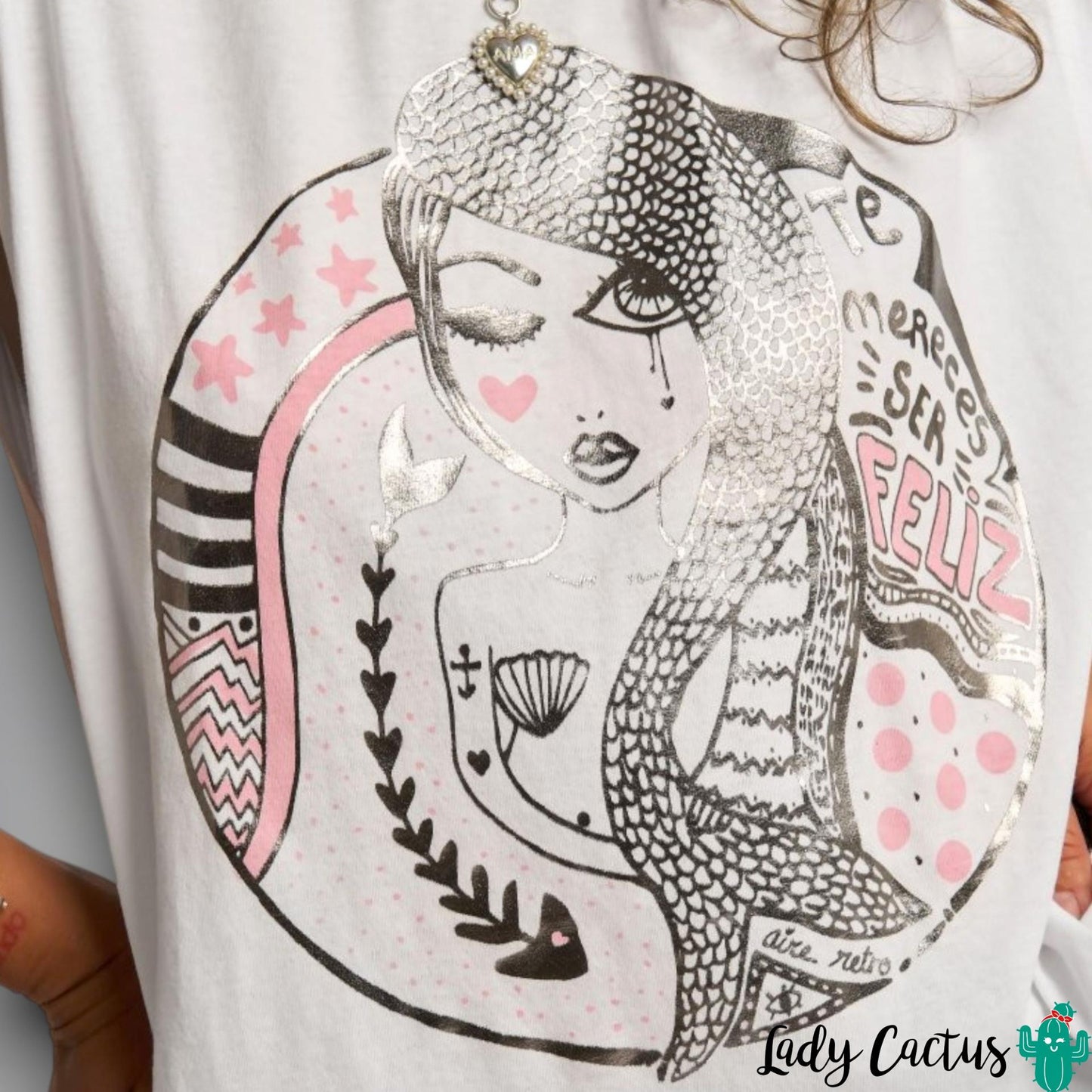 Camiseta Te Mereces Ser Feliz con estilo motivacional y rebelde de Aire Retro