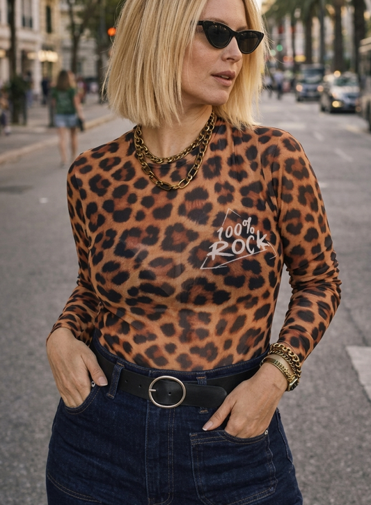 Camiseta de tul elástico con estampado integral de leopardo y logo Rock.
