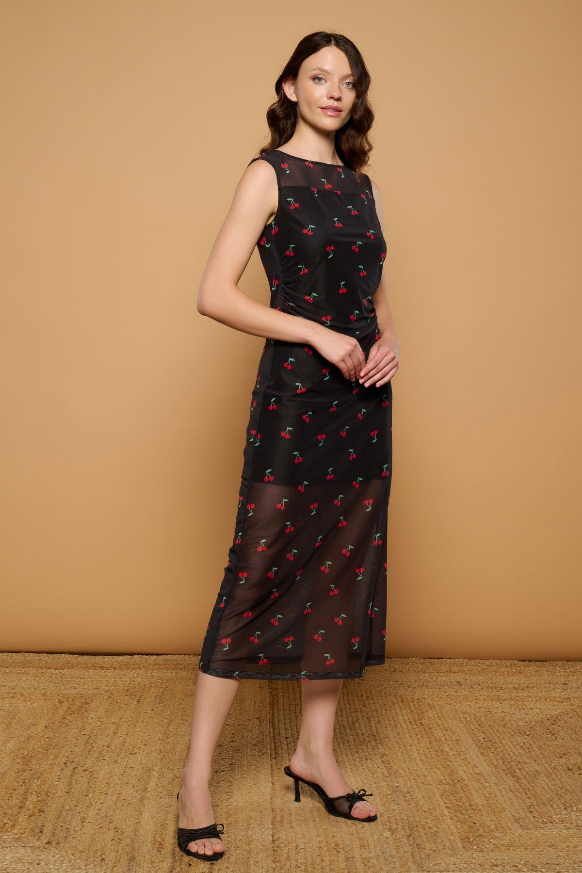 Vestido midi de tul negro con estampado de cerezas de Minueto