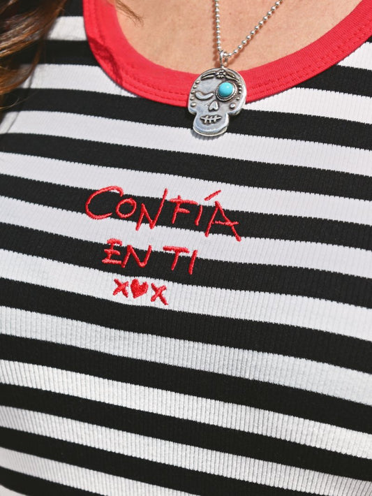 Detalle del bordado central Confía en ti en camiseta de canalé.
