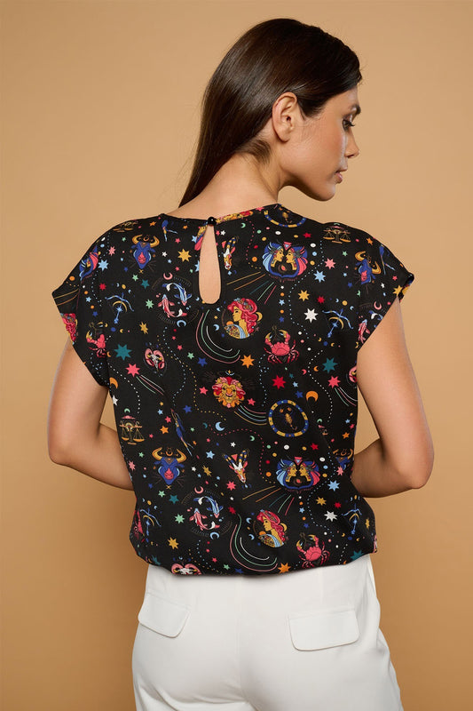 Detalle del botón de cierre en la espalda del top Zodiac