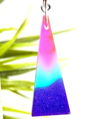 Detalle de la resina epoxi brillante en pendientes multicolor