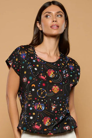 Estampado de signos del zodiaco en camiseta Minueto