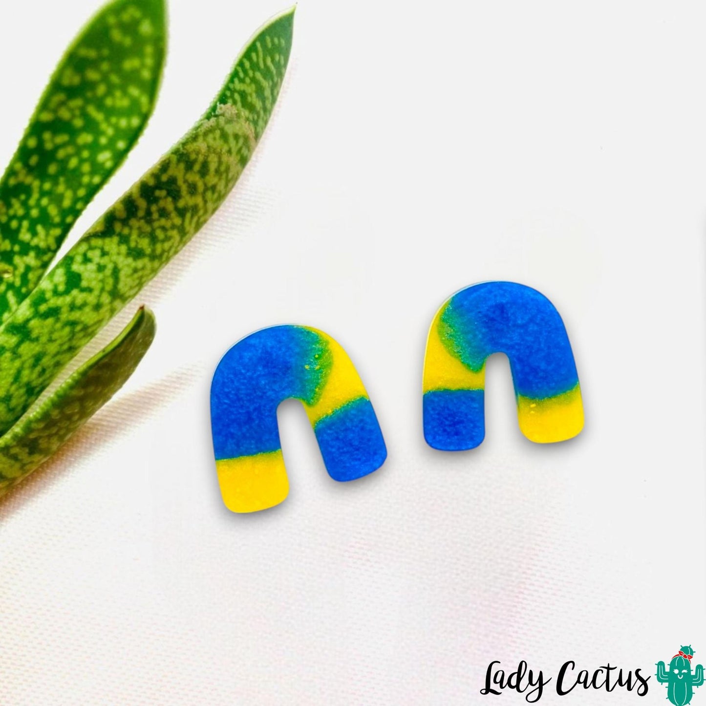 Joyería artesanal hecha por María del Mar con colores vibrantes de temporada