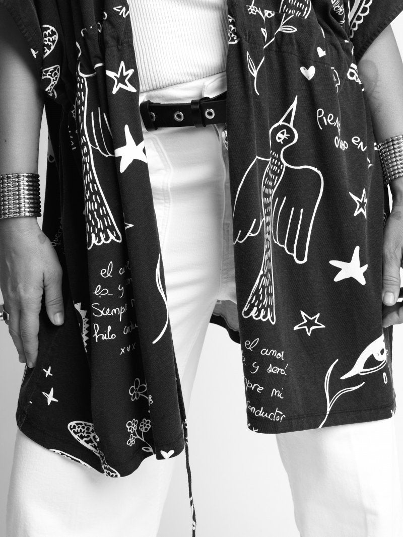 Kimono ajustable con cordón central en color negro de estilo bohemio.