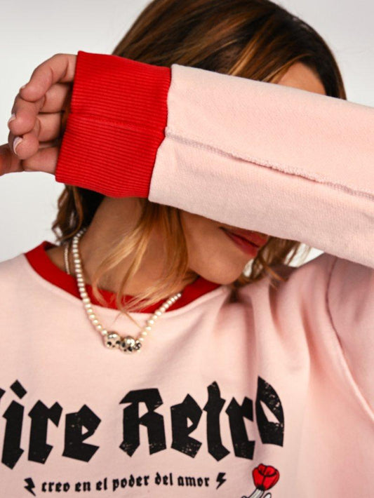 Detalle de los puños rojos en contraste con el rosa de la sudadera