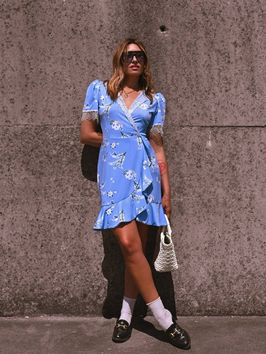 Vestido cruzado azul con estampado floral de la marca Aire Retro.