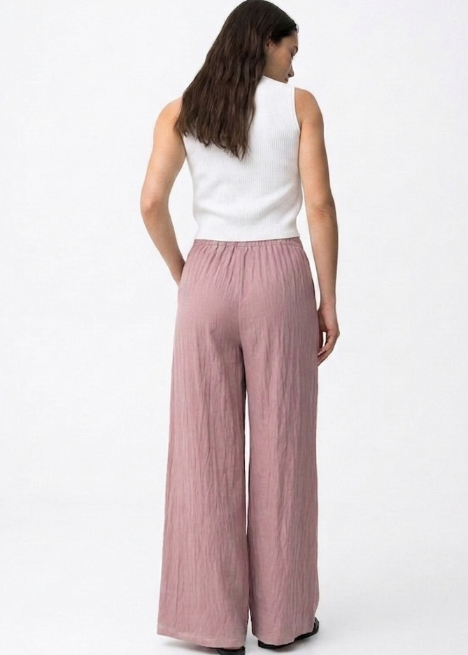 Look femenino y profesional con pantalón rosa de Lady Cactus.