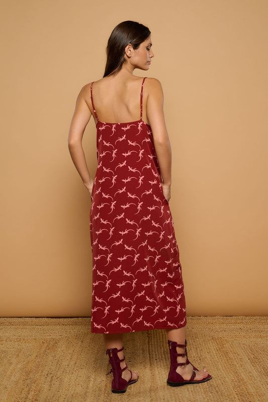 Vestido lencero con bolsillos laterales discretos color granate.