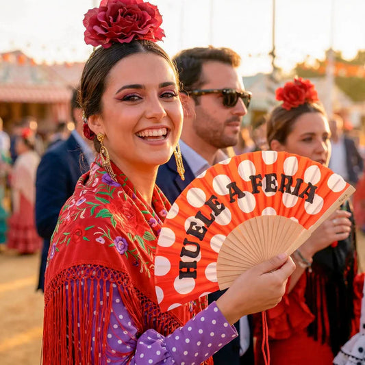 Abanico rojo de lunares blancos con el mensaje Huele a Feria de Fisura.