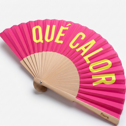 Abanico rosa con letras amarillas que dice Qué Calor de la marca Fisura.