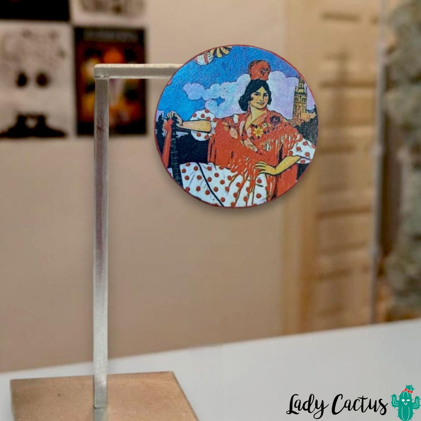 Complemento de madera con la silueta de la Giralda de Sevilla de Soy Colorearte