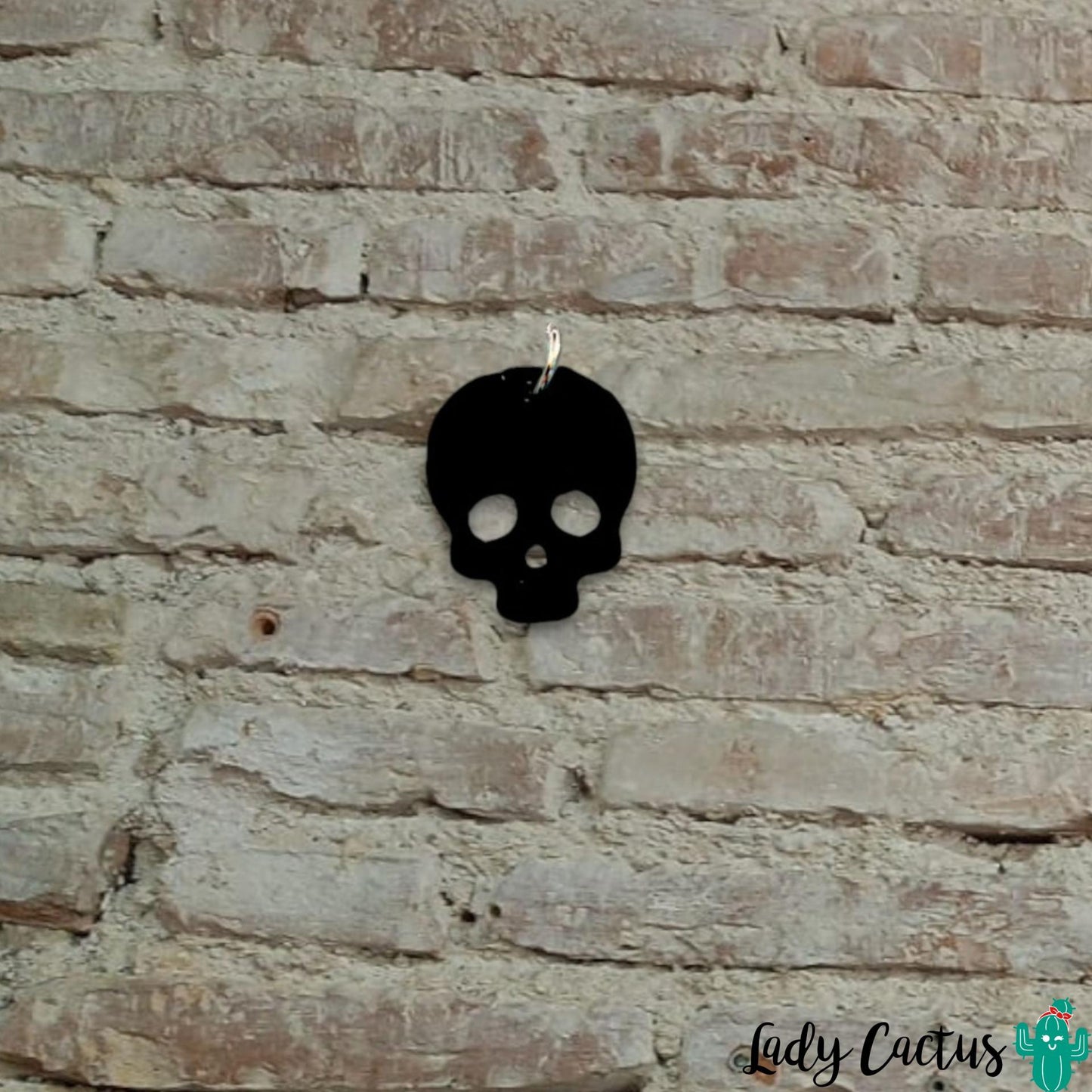 Accesorio artesanal para mujer con temática de calavera en negro