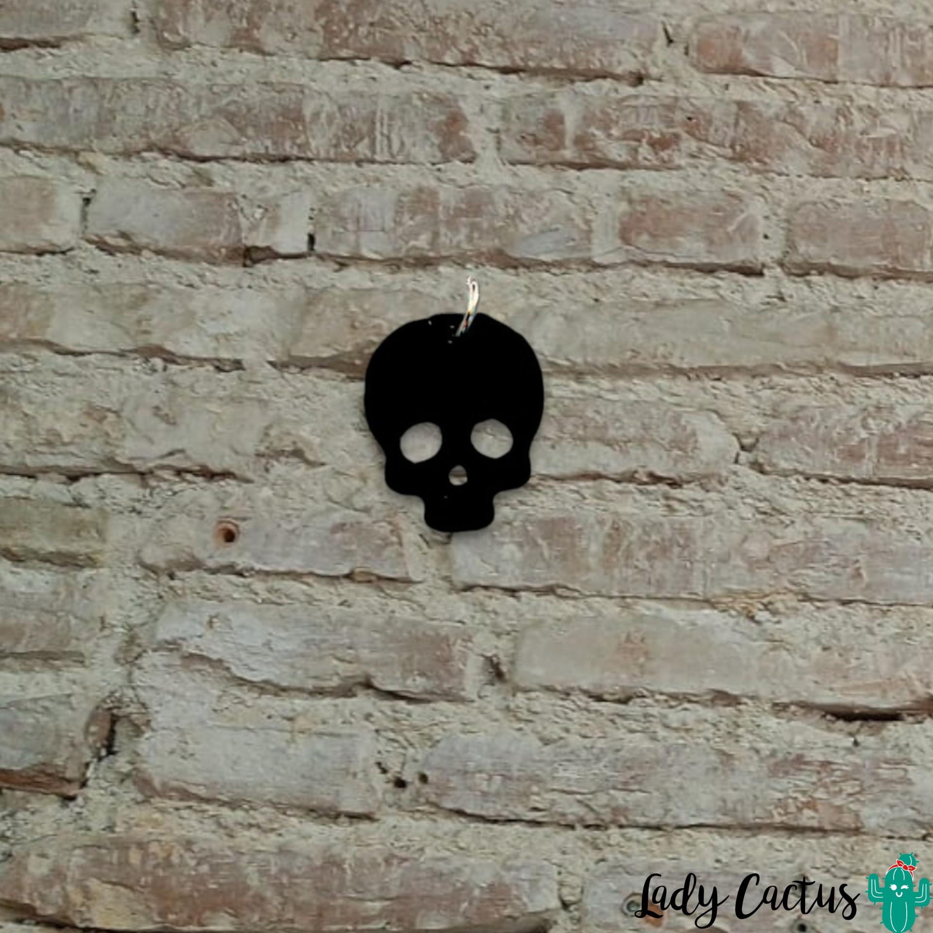 Accesorio artesanal para mujer con temática de calavera en negro