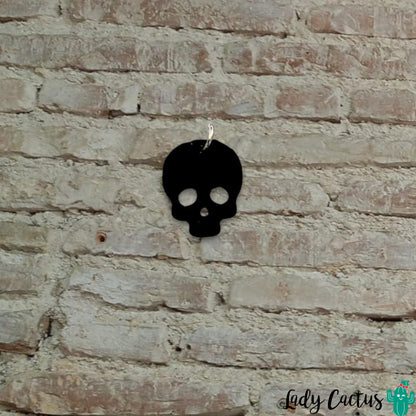 Accesorio artesanal para mujer con temática de calavera en negro