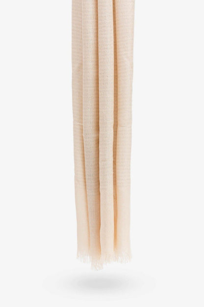 Pañuelo grande beige con acabado de flecos suaves