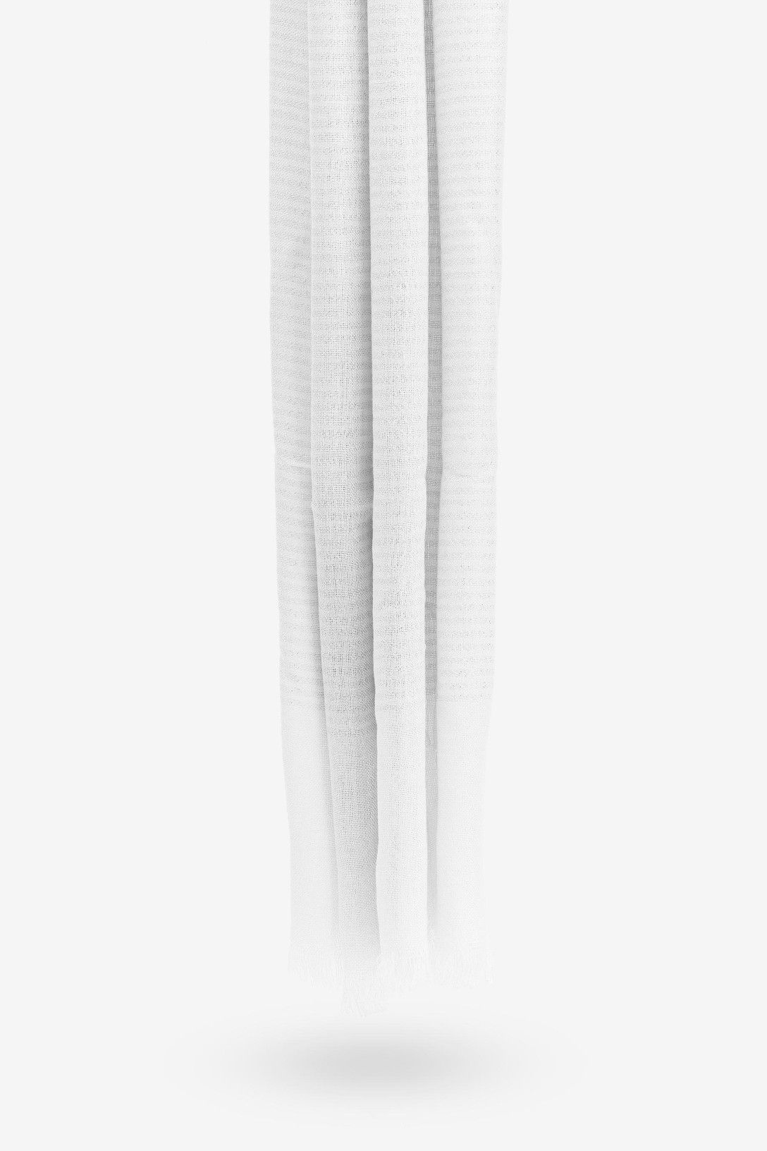 Pañuelo grande blanco con acabado de flecos modernos
