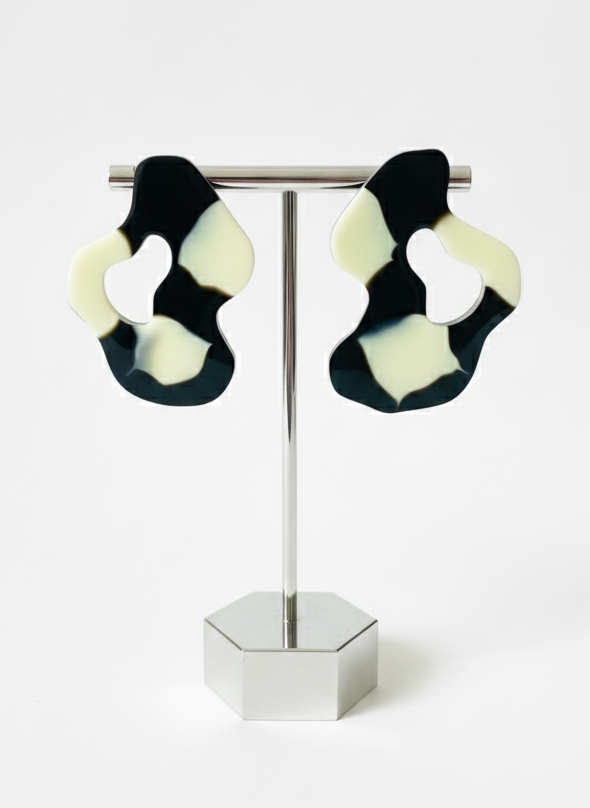 Accesorio de moda con toque artesanal y silueta ondulada