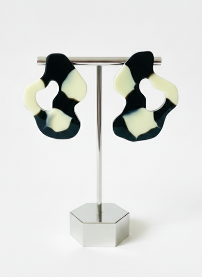 Accesorio de moda con toque artesanal y silueta ondulada