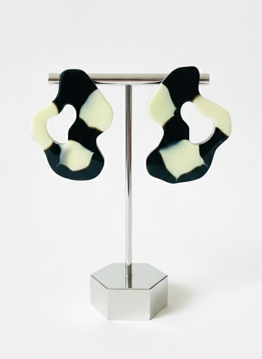 Accesorio de moda con toque artesanal y silueta ondulada