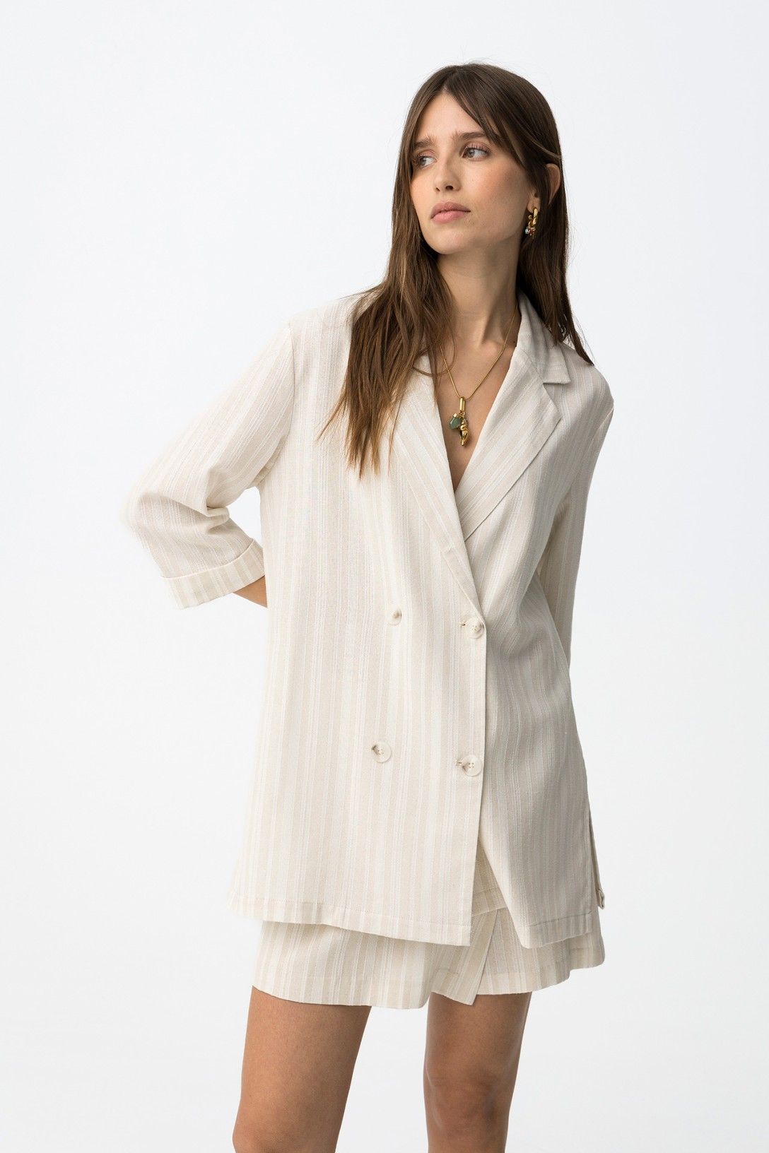 Prenda exterior beige versátil de la marca Tiffosi para mujer.