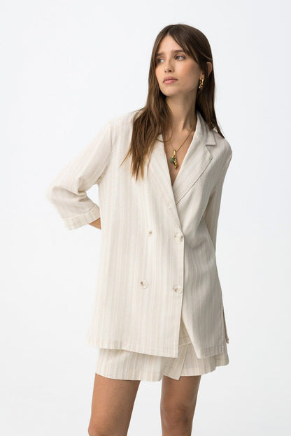 Prenda exterior beige versátil de la marca Tiffosi para mujer.