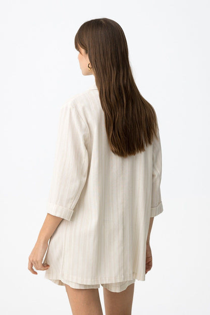 Chaqueta blazer beige para mujer con acabado de texturas combinadas.