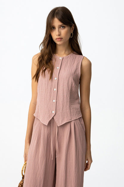 Blusa abotonada en color rosa empolvado modelo Augusta de Tiffosi.