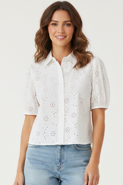 Blusa blanca versátil con diseño floral exclusivo