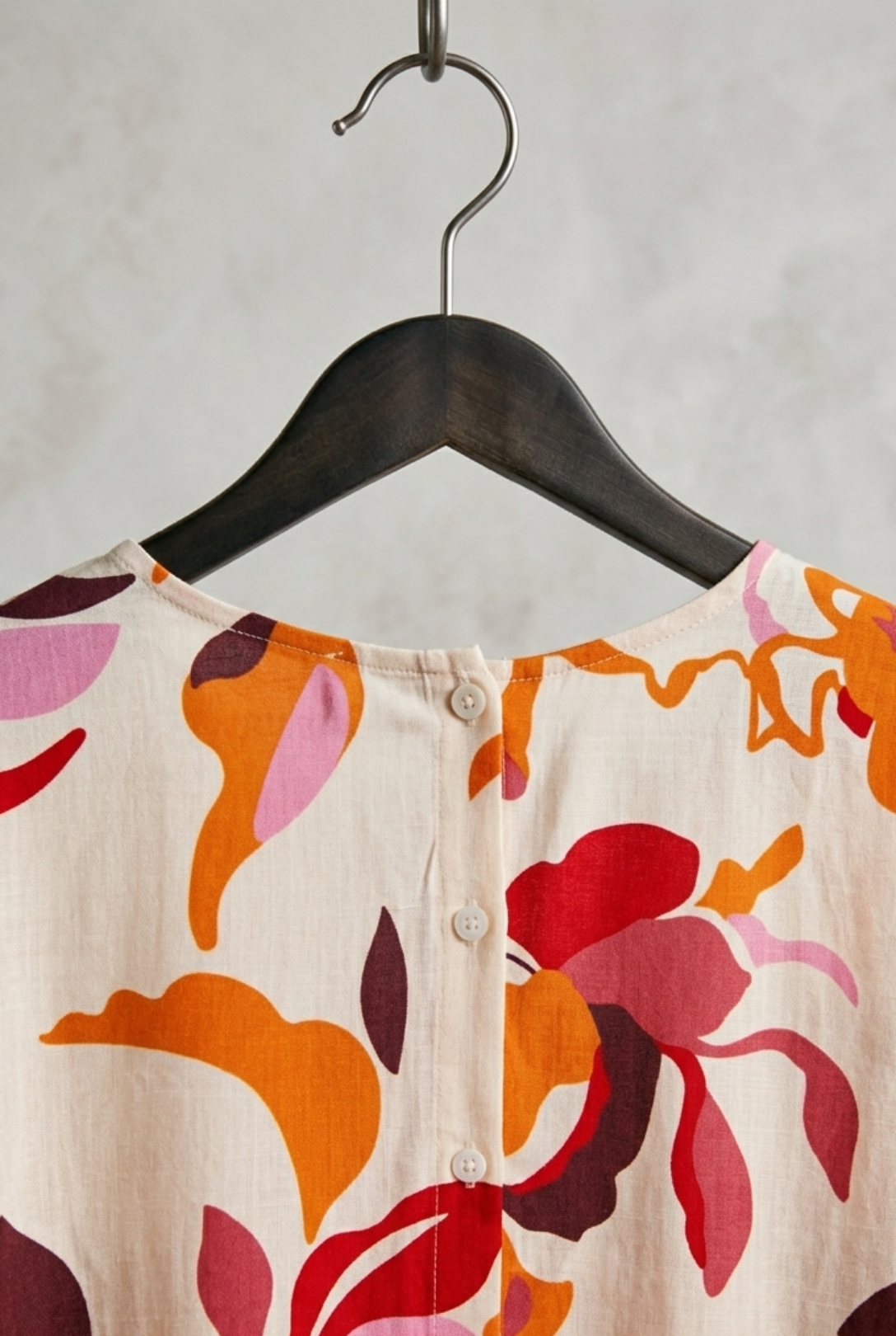Blusa de viscosa fluida y tacto agradable hecha de forma sostenible.