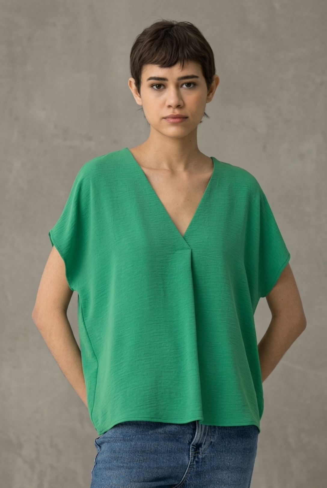 Blusa fluida satinada en color verde modelo Maxine de Tiffosi.