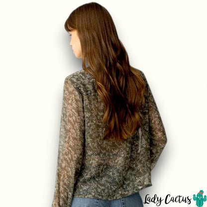 Blusa con pliegues verticales que aportan movimiento elegante