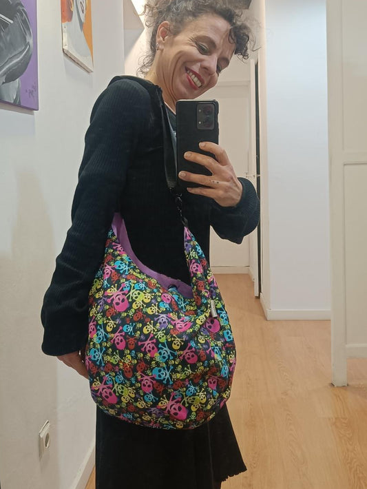 Bolso bandolera con estampado de calaveras hecho a mano en Sevilla