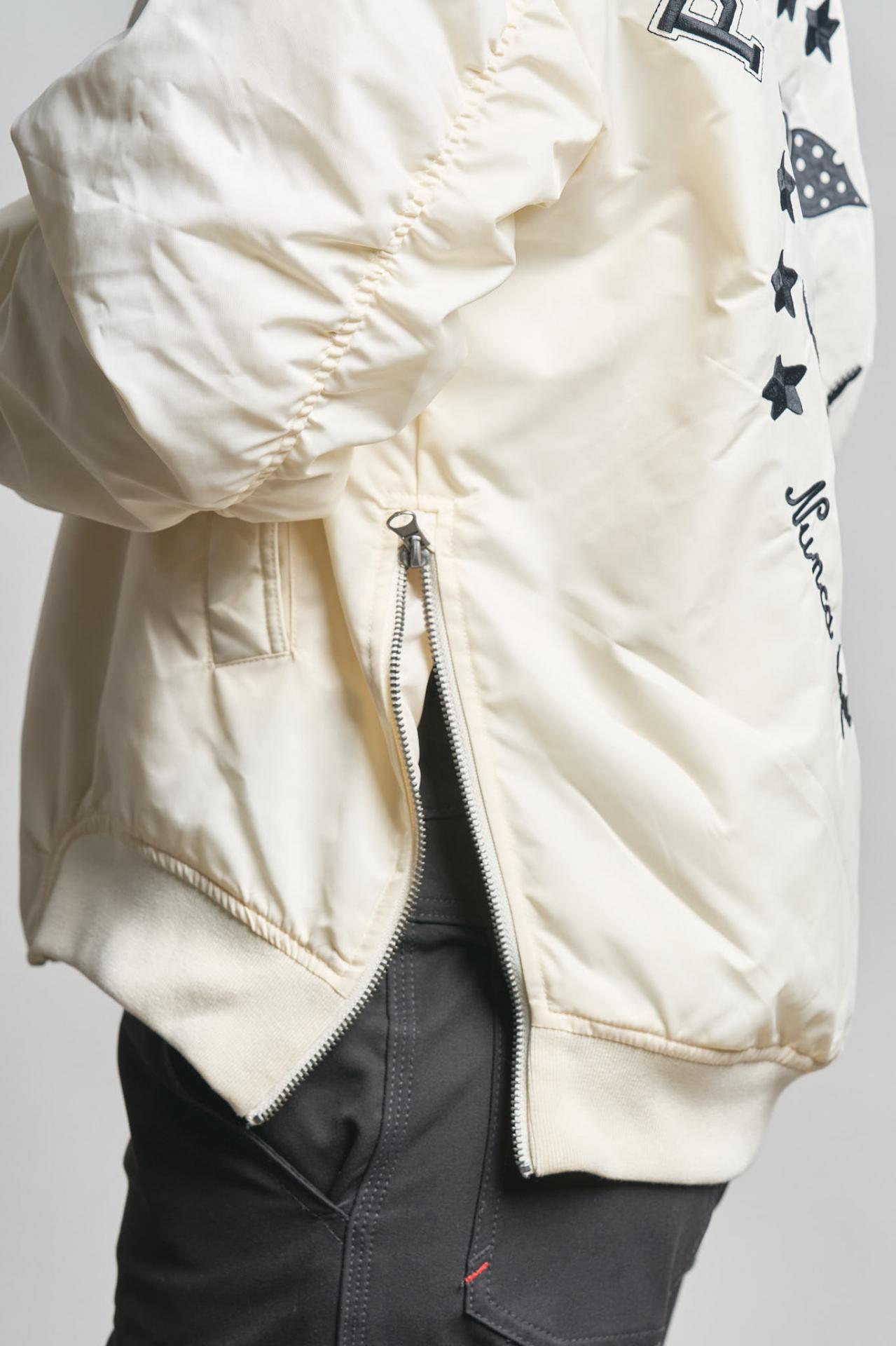 Bomber Poder Femenino en corte oversize de Anabel Lee para comodidad rebelde