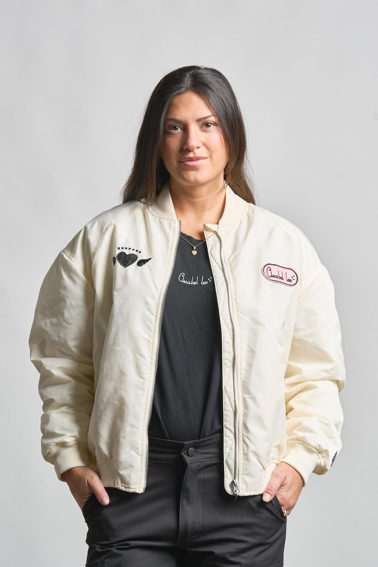 Bomber Poder Femenino con frunces decorativos en mangas de Anabel Lee para movimiento dinámico