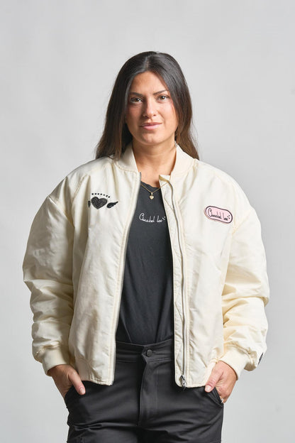 Bomber Poder Femenino con frunces decorativos en mangas de Anabel Lee para movimiento dinámico