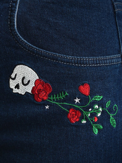 Detalle del bordado de flores y calavera en el bolsillo derecho del jean.