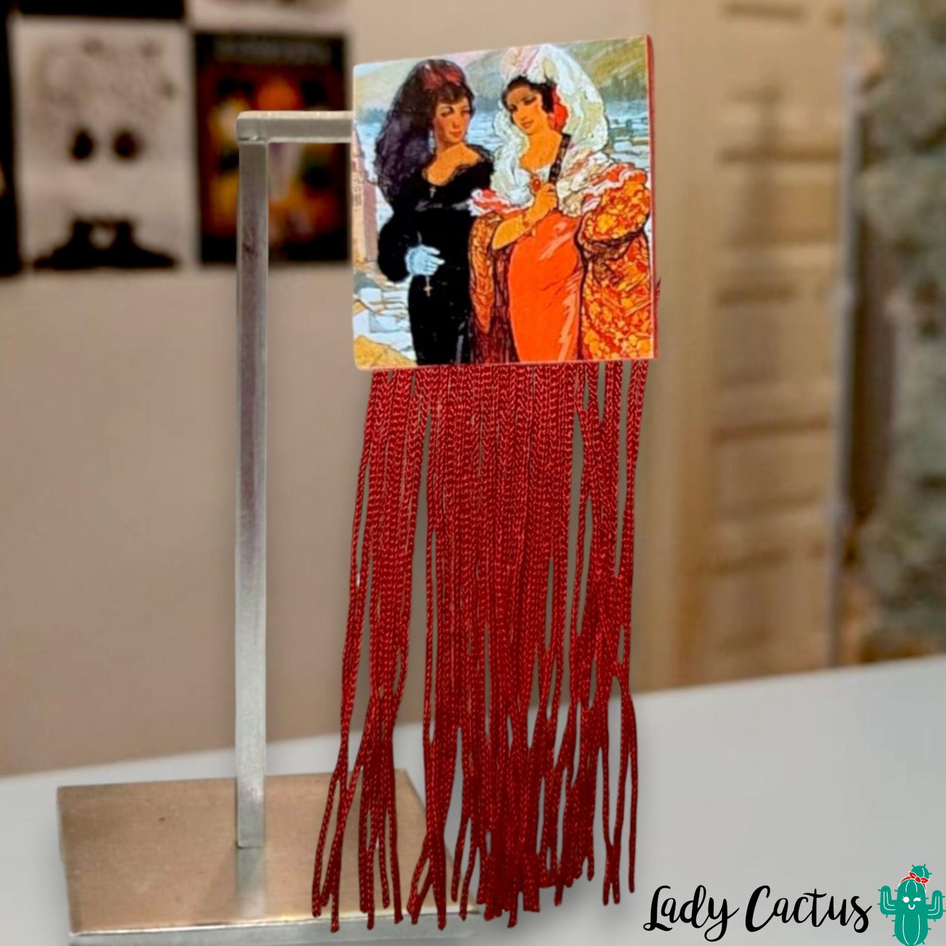 Broche cuadrado de madera con ilustración de flamenca y flecos rojos en Lady Cactus