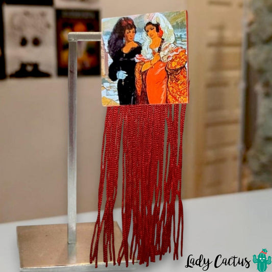 Broche cuadrado de madera con ilustración de flamenca y flecos rojos en Lady Cactus