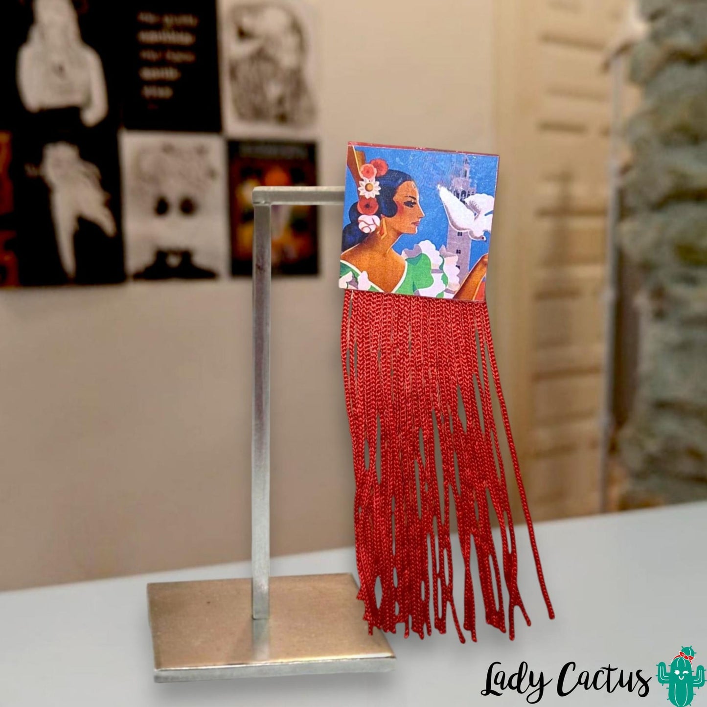 Broche cuadrado de madera con ilustración de flamenca y flecos rojos dinámicos