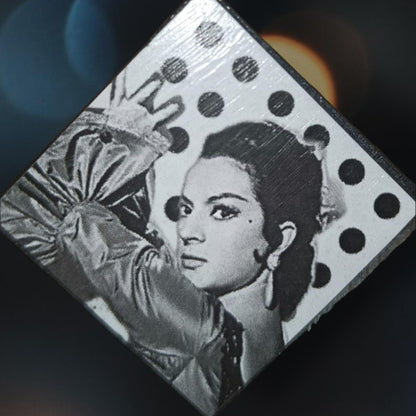 Broche Lola Flores Cuadrado Blanco Lunares Negros Soy Colorearte