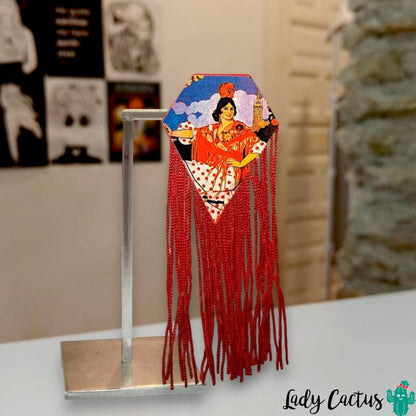 Broche en forma de diamante de madera con flamenca, Giralda y flecos rojos