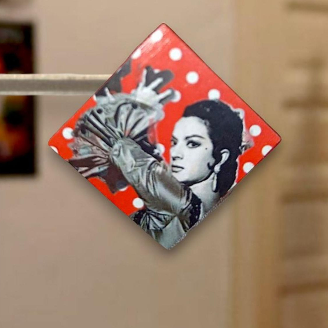 Broche Lola Flores Cuadrado Lunares Blancos Soy Colorearte