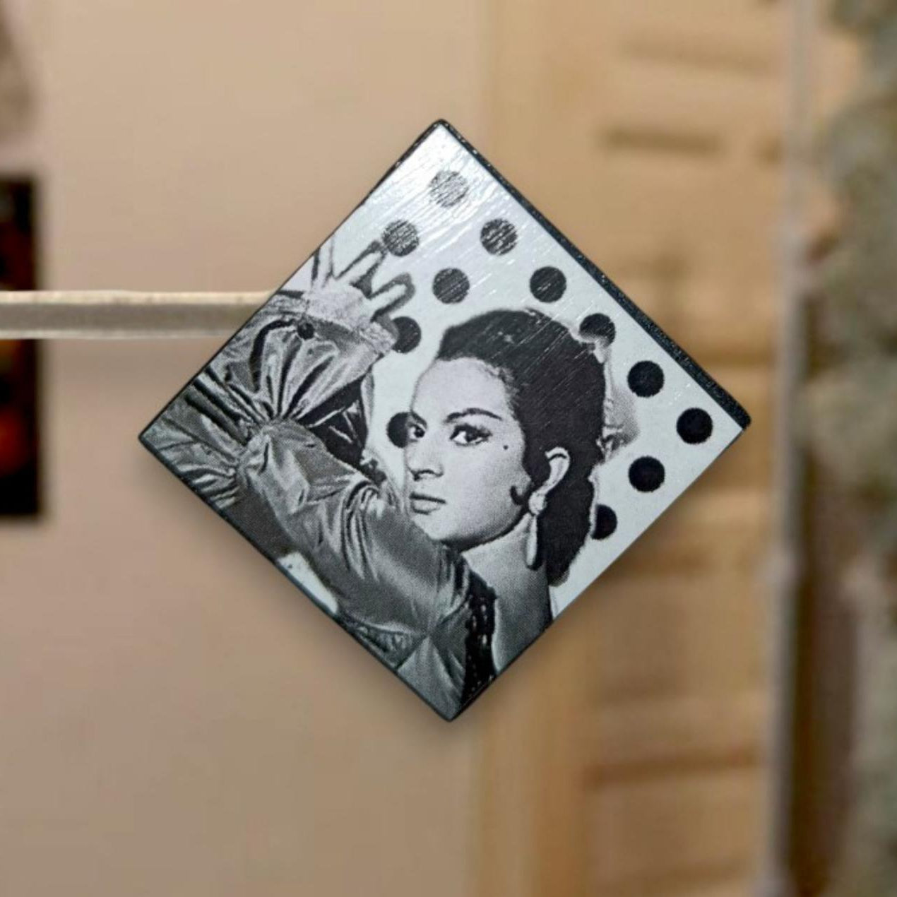 Broche Lola Flores Cuadrado Blanco Lunares Negros Soy Colorearte