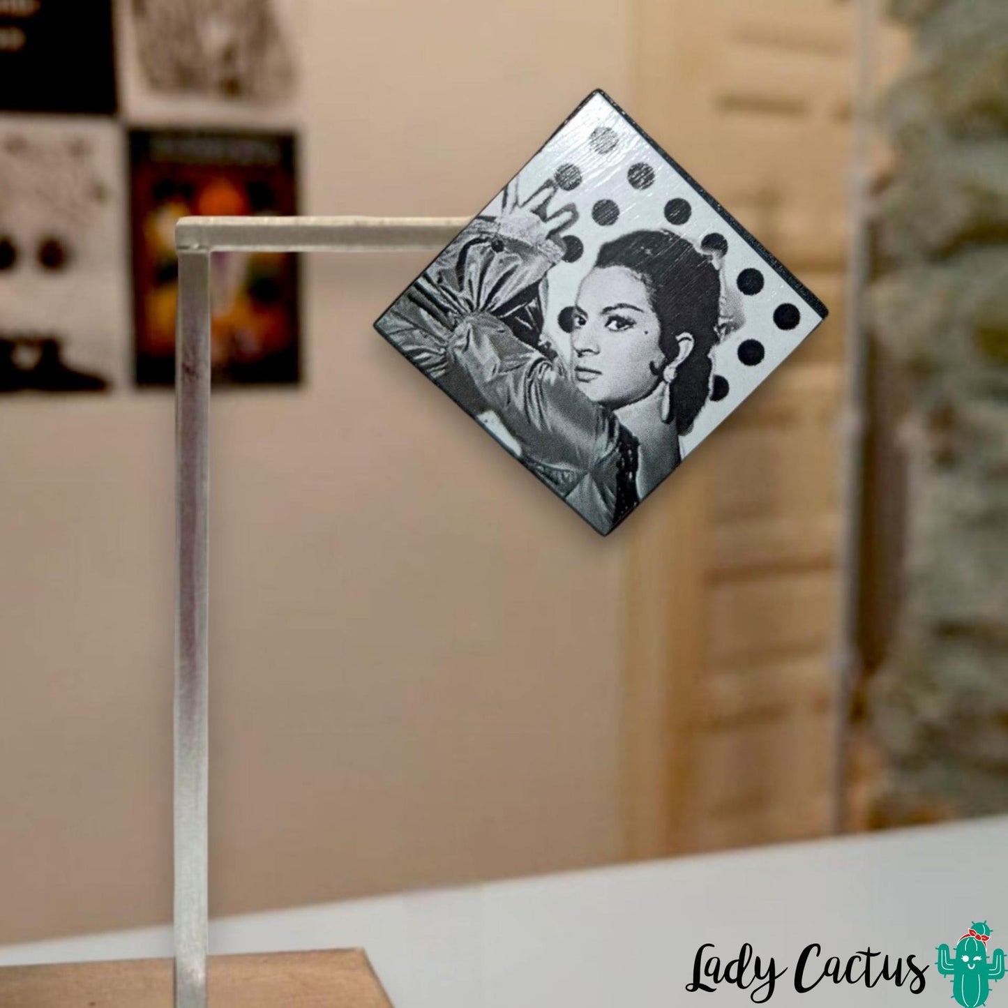 Broche Lola Flores Cuadrado Blanco Lunares Negros Soy Colorearte