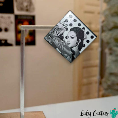 Broche Lola Flores Cuadrado Blanco Lunares Negros Soy Colorearte