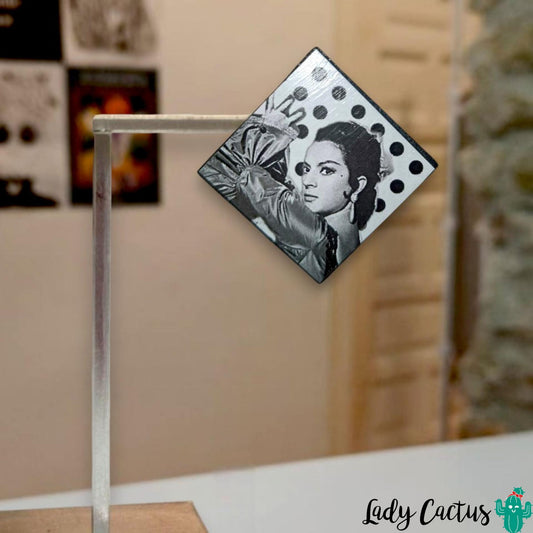 Broche Lola Flores Cuadrado Blanco Lunares Negros Soy Colorearte