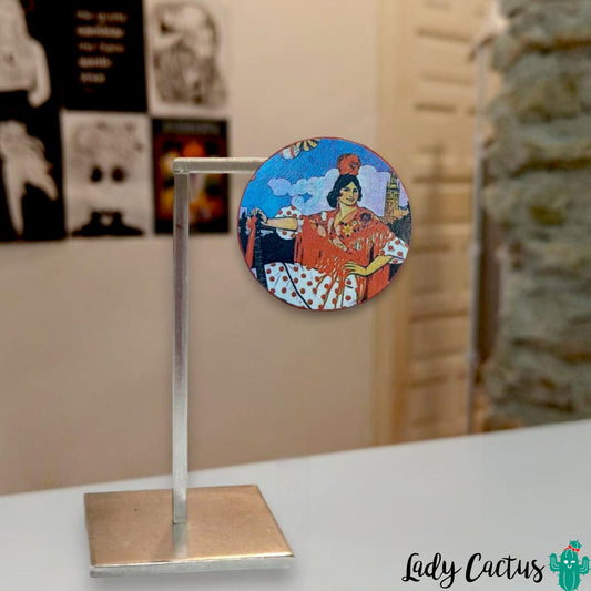 Broche redondo de madera con ilustración de la Giralda y flamenca en Lady Cactus
